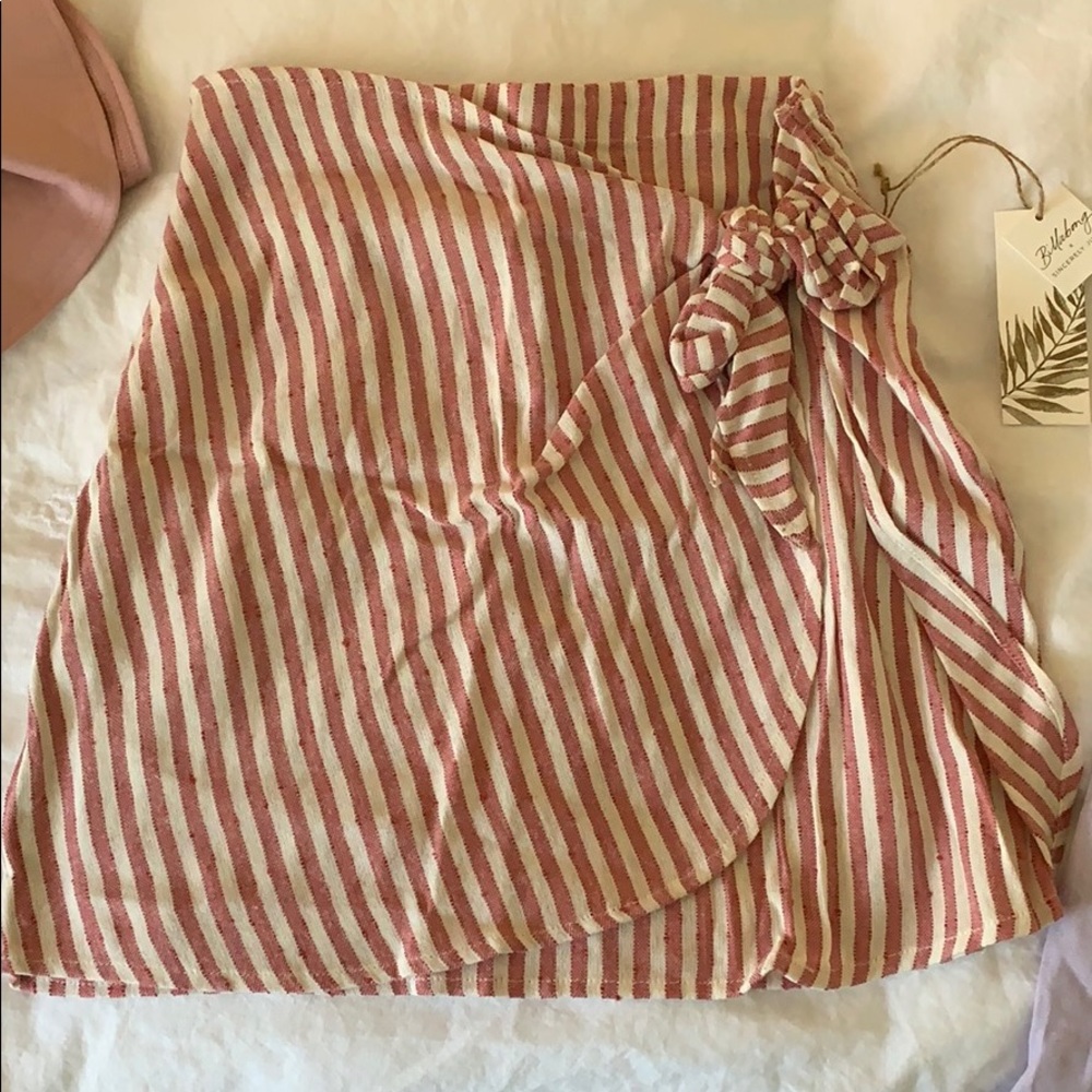 Striped skirt with corner bow.